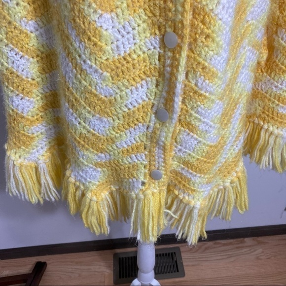Vintage Hand Knit Yarn Poncho Button Down Fringe Women’s Sweater - Picture 3 of 8